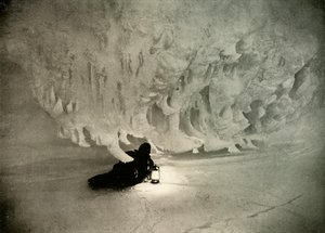 Een IJsgrot in de Winter, c1908, 1909 door Unbekannt
