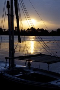 Een verankerde felucca op de Nijl bij zonsondergang
