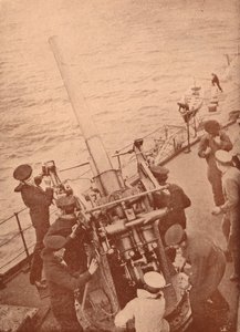 Een luchtafweergeschut in actie op een Brits slagschip, ca. 1917-1919 door Unbekannt