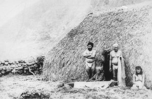 Een oude vrouw die tapa slaat voor een pili gras huis, Kalaupapa, Hawaï, 19e eeuw