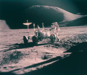 Apollo 15 astronaut James Irwin met de Lunar Rover, augustus 1971