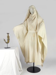 Arabische gewaden en een hoofdtooi, bekend als een keffiyah, behorend tot T E Lawrence door Unbekannt