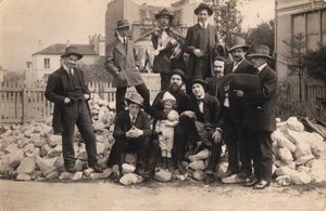Kunstenaars voor La Ruche, Montparnasse, 1914 door Unbekannt