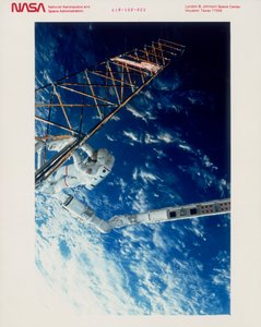 Astronaut op EVA van de Space Shuttle Atlantis, 1985