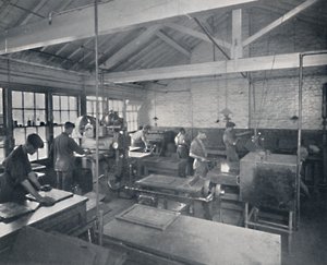 Aan het werk in de gieterij. Wasmallen maken van de pagina
