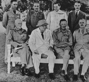 Aan het front in Egypte: Mr. Churchill in Caïro met leden van de Midden-Oosten Oorlogsraad, 1942