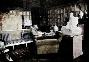 Auguste Rodin tussen zijn boeken aan de Rue De Varenne 77, c1900