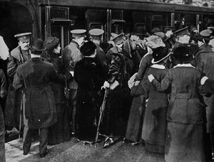 Terug naar de loopgraven vanaf Victoria Station, Londen, 1915 door Unbekannt