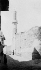 Achterstraat en oude moskee, Bagdad, Irak, 1917-1919 door Unbekannt