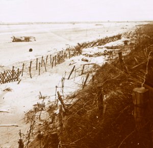 Prikkeldraadversperringen op het strand, Nieuwpoort-Bad, Vlaanderen, België, ca. 1914-1918 door Unbekannt