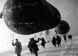 Barrageballonnen nabij Moskou, USSR, Tweede Wereldoorlog, 1941 door Unbekannt