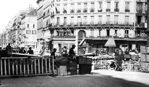 Barricade op de Rue de Chateaudun, bevrijding van Parijs, augustus 1944 door Unbekannt