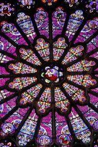 Basiliek van St. Denis, Noord transept, Glas-in-loodraam (detail), Roosvenster boven de middelste poort, Saint-Denis, Frankrijk door Unbekannt