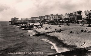Strand, kijkend naar het westen, Worthing, Sussex, 1935 door Unbekannt
