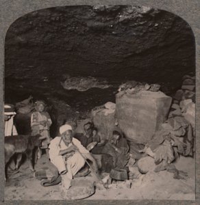 Bedoeïenen grot-bewoners in hun grotten, c1900 door Unbekannt