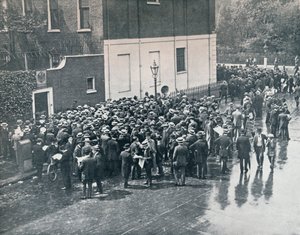Voor Engeland de oorlog verklaarde: Duitse reservisten wachten buiten het Duitse consulaat in Londen, 1914 door Unbekannt