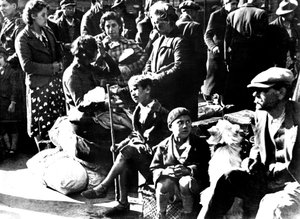 Belgische vluchtelingen met hun fietsen en bezittingen buiten het Gare du Nord, Parijs, juli 1940 door Unbekannt