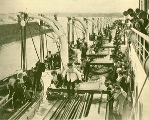 Bootoefening aan boord van de Aquitania, c1930 door Unbekannt