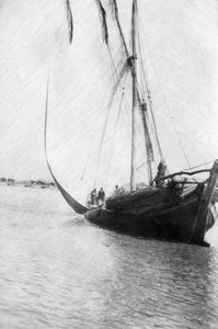 Boot die zeilt op de rivier de Tigris, Mesopotamië