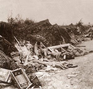 Lichamen na de inname van Courcelles, Noord-Frankrijk, juni 1918 door Unbekannt