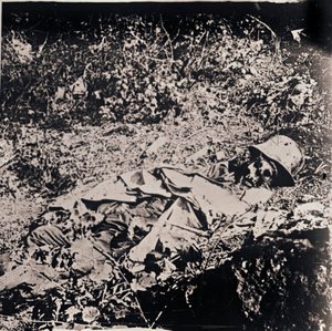 Lichaam van dode Duitse soldaat, c1914-c1918 door Unbekannt
