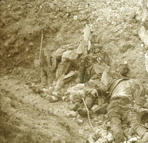 Lichaam van dode soldaat, c1914-c1918