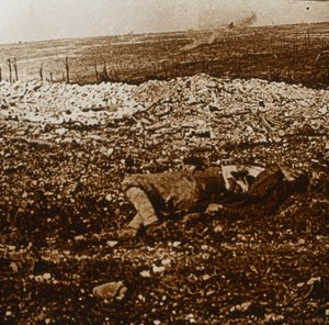 Lichaam met spervuur in de verte, ca 1914-1918 door Unbekannt