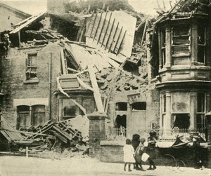 Door bommen beschadigde huizen, Hartlepool, Eerste Wereldoorlog, december 1914, ca. 1920 door Unbekannt
