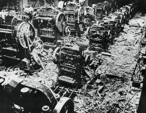 Bombeschade aan een Renault-fabriek, Sevres, Parijs, 4 april 1943 door Unbekannt