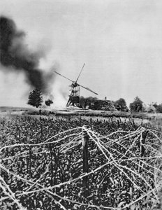 Bombardement van een windmolen met brandbommen, Artois, Frankrijk, Eerste Wereldoorlog, 1915 door Unbekannt