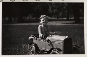 Jongen die een speelgoed trapauto bestuurt, circa 1930 door Unbekannt