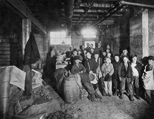 Jongens die kranten verzamelen om te verkopen, Verenigde Staten, ca. 1919 door Unbekannt
