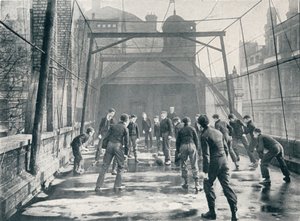 Jongens spelen voetbal op het dak van de St Pauls Cathedral Choir School, Londen, ca. 1901 door Unbekannt