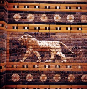 Bakstenen reliëf van een leeuw op de muren van de Heilige Weg naar de Ishtarpoort, Babylon, ca. 580 v.Chr. door Unbekannt