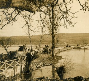 Brug over de rivier de Maas bij Dugny, Noord-Frankrijk, ca. 1914-1918 door Unbekannt