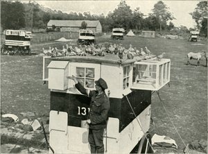 Britse leger postduiven in Frankrijk: door paarden getrokken duiventillen, 1919 door Unbekannt