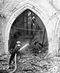 Britse brandweerlieden blussen een gebombardeerde kerk, Tweede Wereldoorlog, juni 1940 door Unbekannt