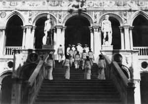 Britse zeelieden bezoeken het Dogepaleis, Venetië, Italië, 1938