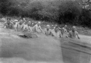 Britse soldaten wassen zich in een bergbeek, Kalsi, India, 1917