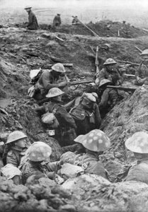 Britse troepen bij de Menin Road, nabij Ieper, België, 30 oktober 1917 door Unbekannt