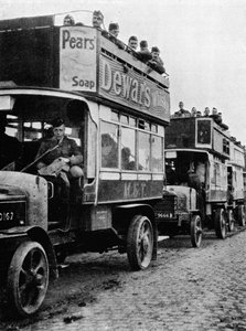 Britse troepen worden verplaatst naar een nieuw deel van de linie met motorbussen, 1915