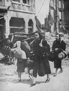 Britse troepen houden stand in Leuven terwijl vluchtelingen de stad verlaten, 1940 door Unbekannt