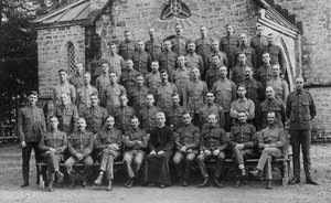 Britse troepen buiten de garnizoenskerk, Chakrata, 1917 door Unbekannt