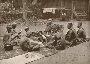 Boeddhistische priester met leerlingen, 1900