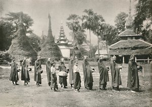 Birmese Phoongyies die Aalmoezen Verzamelen, 1900 door Unbekannt