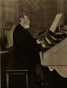 Camille Saint-Saëns 1835-1921 bij het orgel, 1913 door Unbekannt