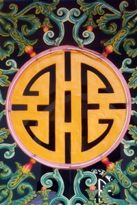 Cao Dai Heilige Stoel Tempel. Versiering op raam