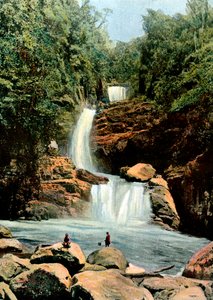 Waterval bij Namora, Madagaskar, eind 19e eeuw door Unbekannt