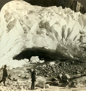 Grotachtige mond van enorme Brigsdal gletsjer waar smeltend ijs bergstromen vormt, Noorwegen, c1905 door Unbekannt