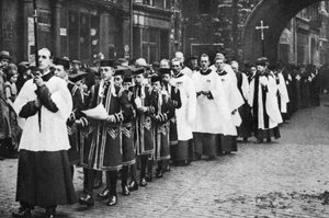 Koorjongens van de Chapel Royal in processie, Clerkenwell, Londen, 1926-1927